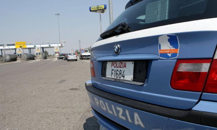 Ubriaco alla guida si schianta contro un tir, muore la compagna