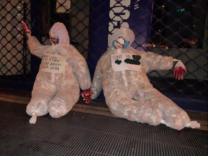 Genova, protesta con i fantocci di Benetton e Toscani