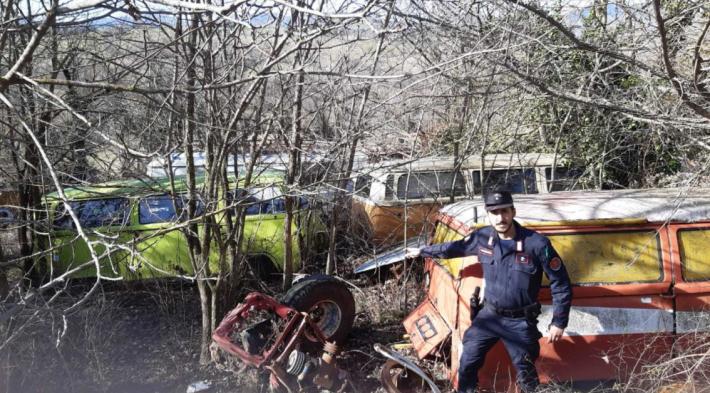Campora, sequestrata una vasta zona collinare disseminata di carcasse di auto e rifiuti 