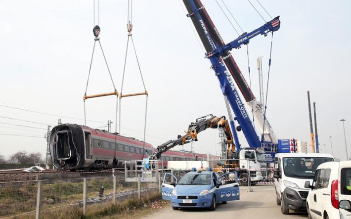 Rimosso il primo vagone del Frecciarossa deragliato. Code in A1 all'altezza del cantiere