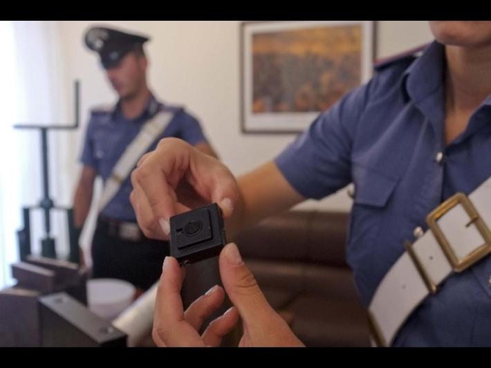 Trovata una microcamera nel bagno delle donne di una scuola