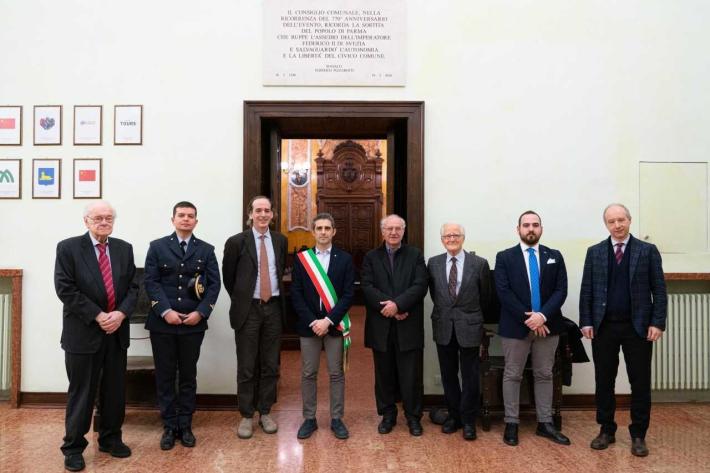 Il Comune celebra la vittoria contro Federico II con una targa (e spunta un errore)