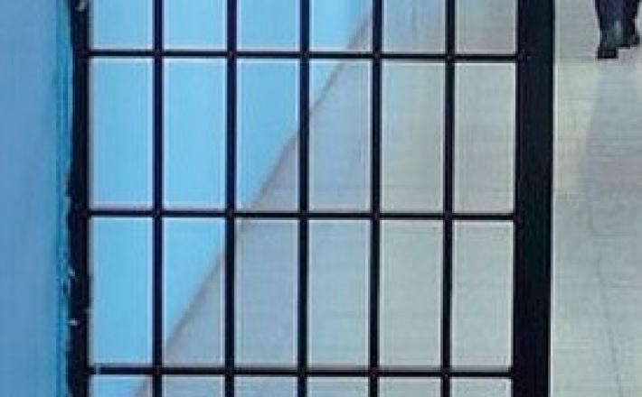 Rissa tra due detenuti: poliziotto ferito (mentre cerca di dividerli)