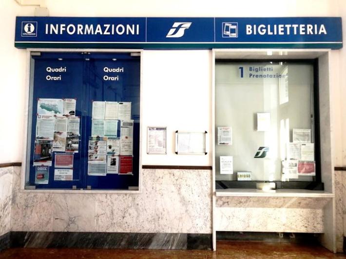Chiude la biglietteria della stazione