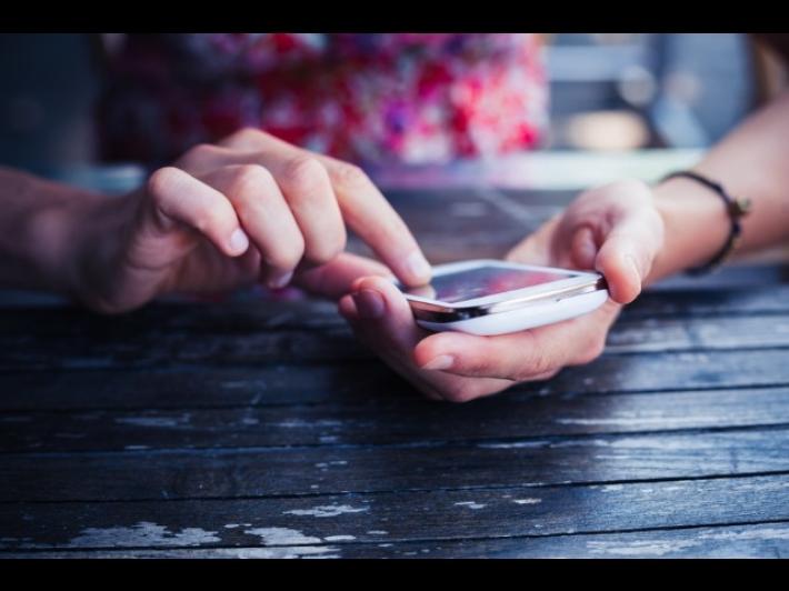 Pubblica la foto della moglie nuda su Whatsapp: 50enne a processo per revenge porn