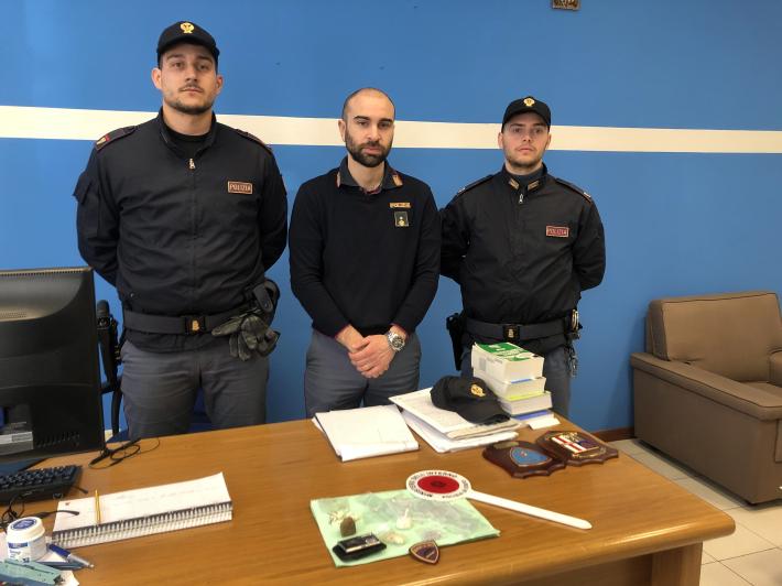 In via Emilio Lepido con il campionario della droga: 19enne parmigiano arrestato