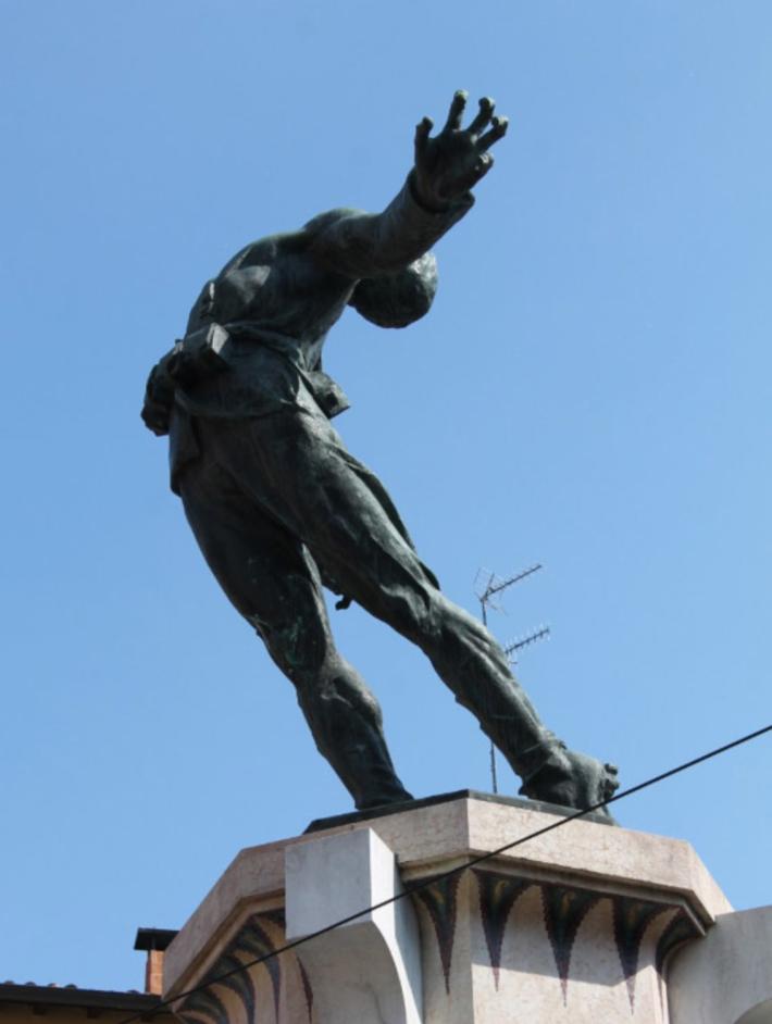 I soci del Circolo Filippo Corridoni: 'Monumento rovinato da chi si appoggia, mettere una recinzione'