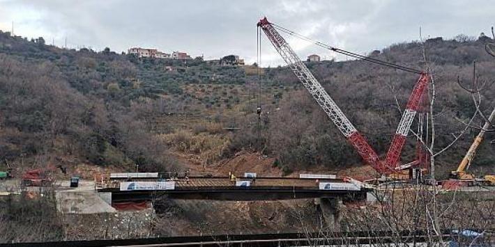 Riaperto il viadotto sull'A6 crollato per una frana 