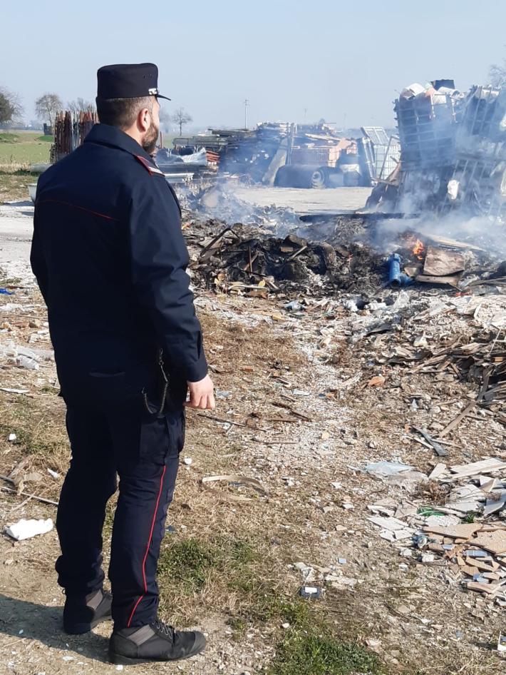 Ditta brucia rifiuti, intervengono i carabinieri forestali:  sequestrata l&rsquo;area ed individuati i responsabili
