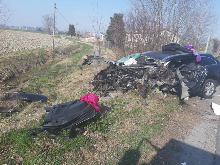 Schianto contro un furgone del latte a Luzzara: muore un 66enne di Felino