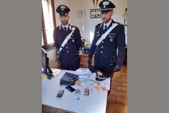 Quattro Castella, spaccia droga a studenti minorenni vicino a scuola, arrestato 