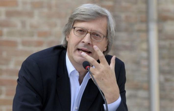 L'ultima di Sgarbi: "Le mie dimissioni? Per ora le ho annunciate, ma la mia agonia sar&agrave; lunga". Calenda: "Pantomima indecorosa"
