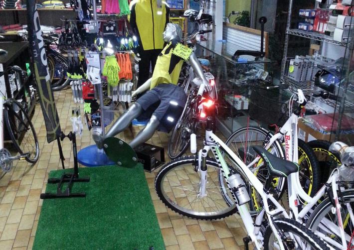 Spaccano la vetrina e se ne vanno con 15 bici 