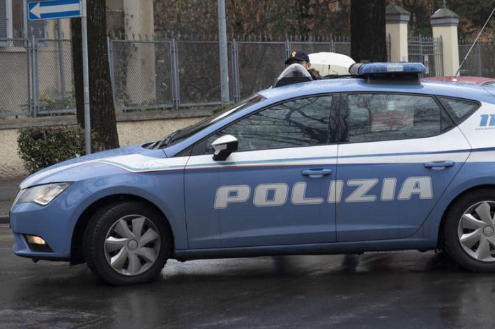 Stradone: tenta il sorpasso ma non riesce. E allora prende a botte l'altro automobilista