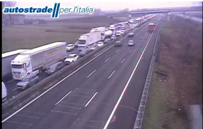 Veicolo in fiamme: 8 km di coda  in A1 fra Fiorenzuola e Fidenza