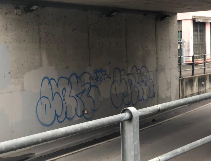 Via Venezia: tornano i graffiti sui muri appena ripuliti
