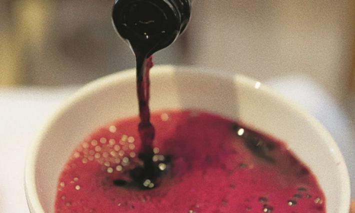 Castelvetro, guasto all'acquedotto, dai rubinetti esce lambrusco