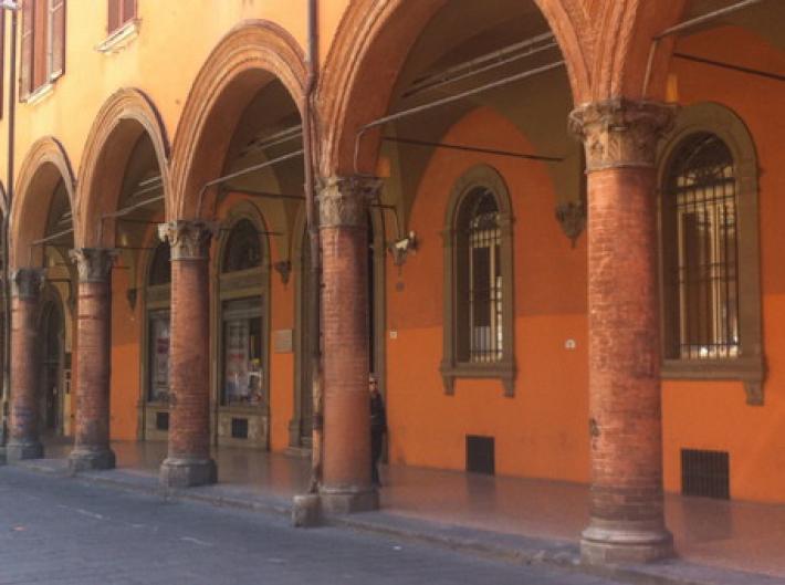 Fa i bisogni in cortile, multa di 3.300 euro