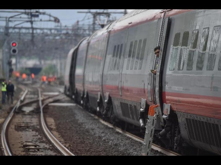 Ragazza si butta sui binari a Imola, travolta dal treno. Circolazione sospesa: lunghe attese e caos alla stazione di Bologna 