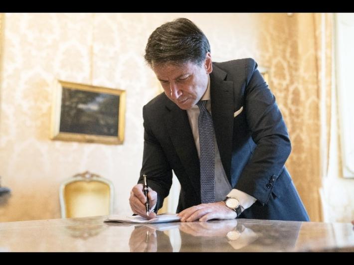 Conte ha firmato il Decreto: ecco cosa prevede. Ridotta mobilit&agrave; a Parma, in Emilia fino a Modena e in Lombardia. Bar e ristoranti chiusi dalle 18
