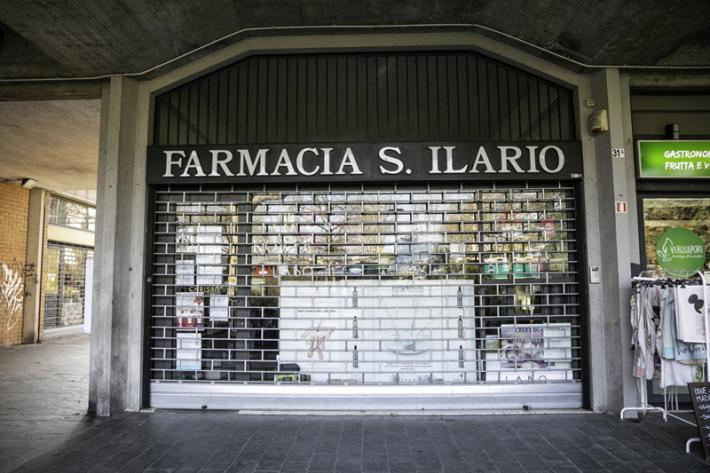 Bandito armato di pistola rapina la farmacia