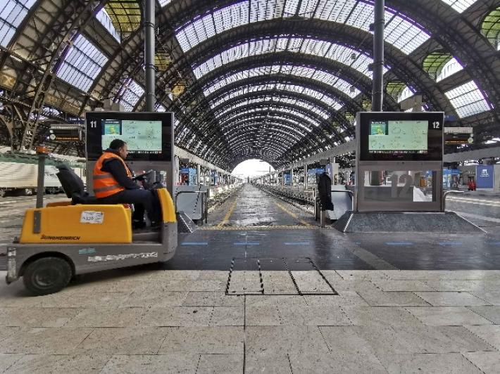 Accoltellato senza motivo mentre apre il bagagliaio dell'auto