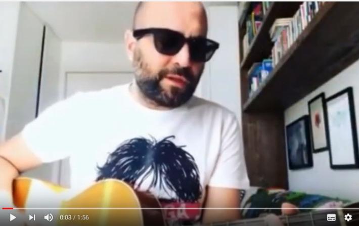 Inedito sui social:  Sangiorgi canta &laquo;Restiamo  a casa&raquo; - Video 