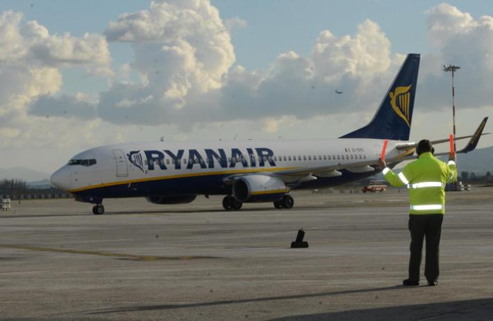 Scoppia pneumatico ad aereo atterrato a Orio, scalo chiuso 