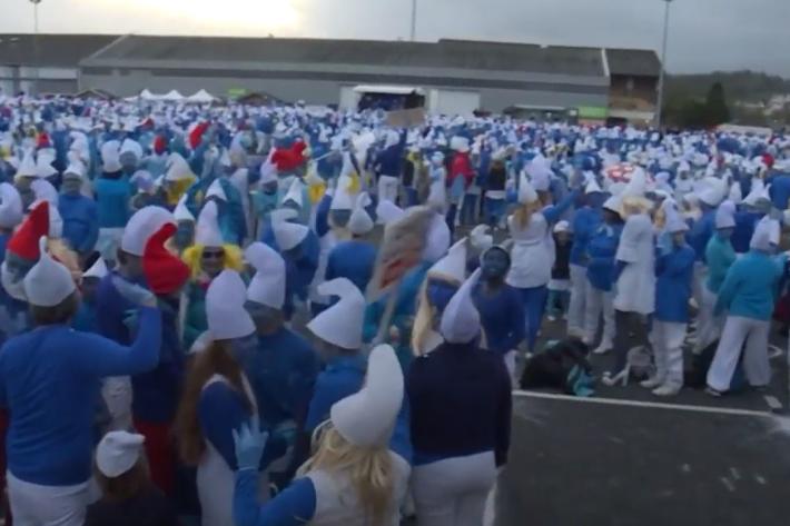 In Francia 3500 persone vestite da Puffi sfidano  il coronavirus: "Pufferemo il virus"