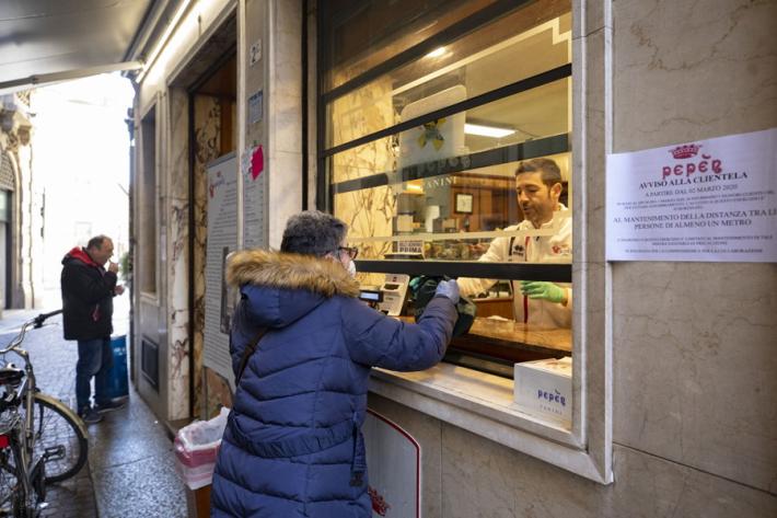 Negozi e virus: chi ha messo il bancone alla finestra, chi regala la birra, chi va ad esaurimento scorte