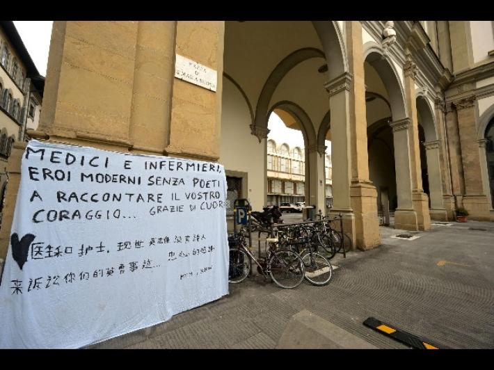 Covid,scritta 'medici e infermieri eroi'