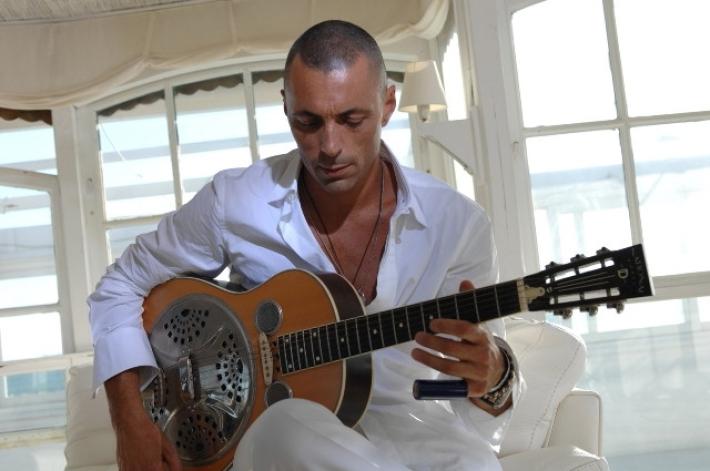 Spiava Alex Britti in casa, la sua ex condannata