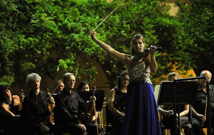 Cristina Cazac, talento 17enne del violino: &laquo;Da Parma all'orchestra fondata da Abbado&raquo;