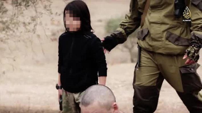 Isis: bambino spara a prigioniero, video choc