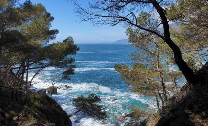 La Liguria chiude spiagge, scalinate, sentieri