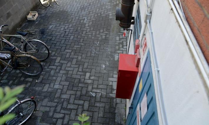 Donna carbonizzata in un cortile