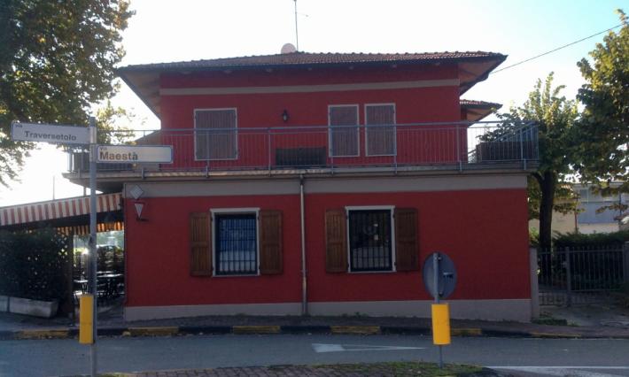 Mette in fuga i ladri che tentano di investirlo