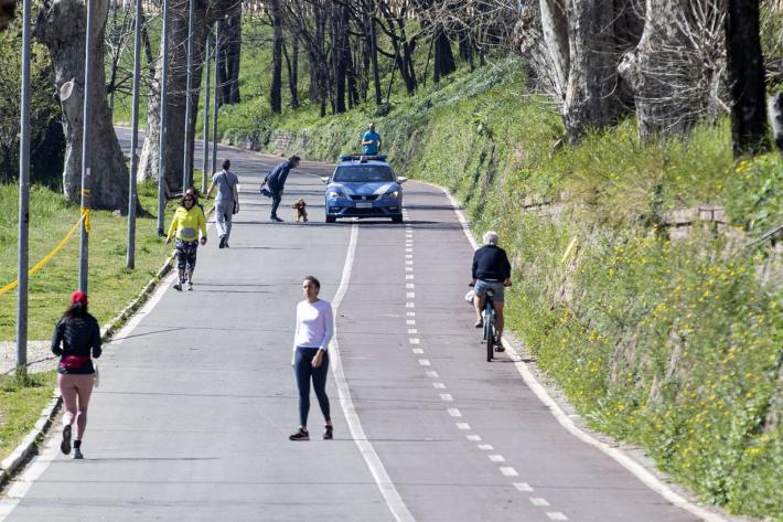 Giro di vite della Regione: stop a passeggiate e giri in bici