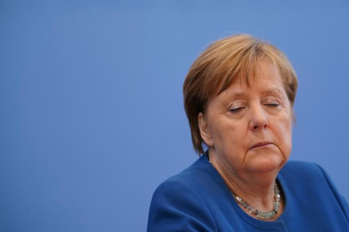 La Merkel in quarantena dopo un incontro con un medico positivo