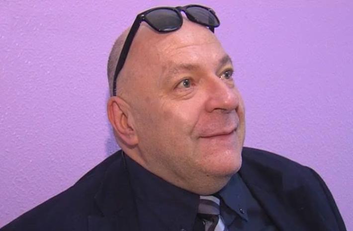 Con la schiena che ulula come Achille Lauro