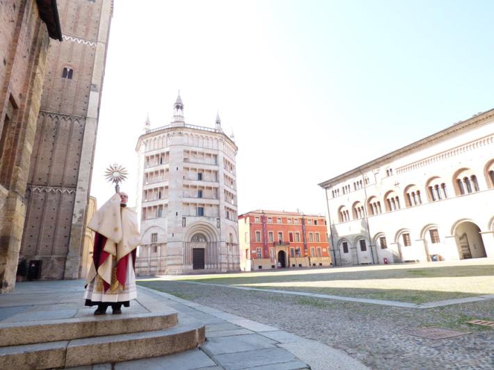  L'abbraccio del vescovo  alla citt&agrave; in una piazza Duomo deserta