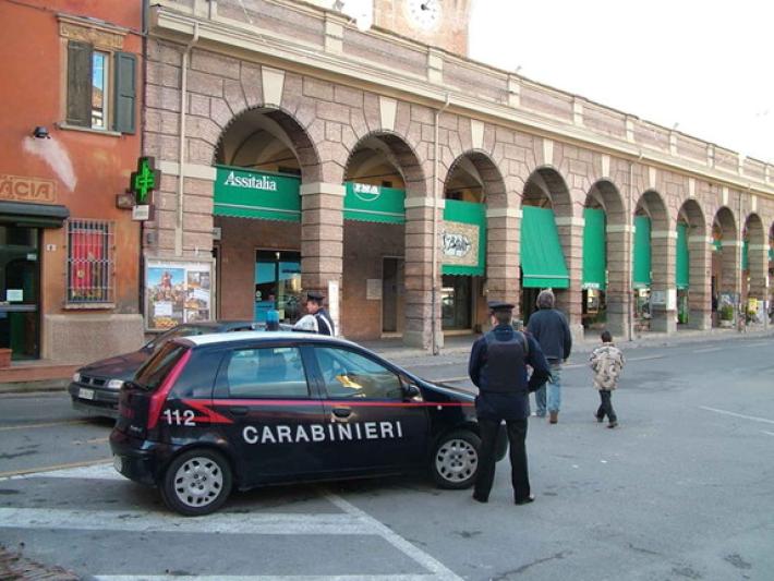 Rubano due borsette e prendono a schiaffi una ragazza a Montecchio: denunciati tre minorenni 