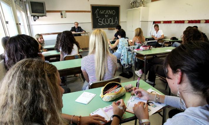 Piacenza, messaggi e video hard a studenti, arrestato prof.  di religione 