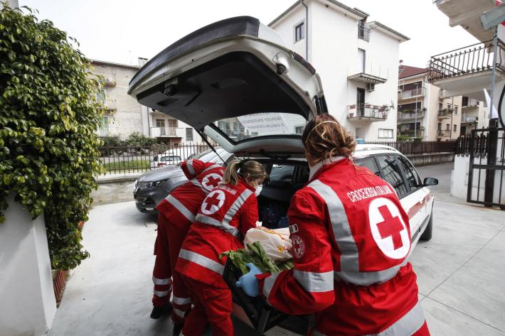 In lieve calo i nuovi contagi e i decessi in Italia