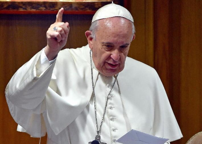 Il papa a Lesbo: " Il Mediterraneo sta diventando  un cimitero senza lapidi"