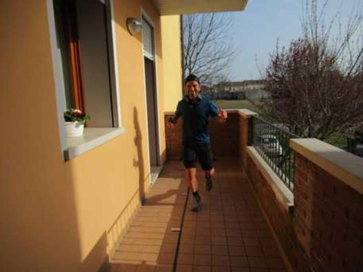 Coronavirus: runner bolognese corre 100 chilometri sul balcone