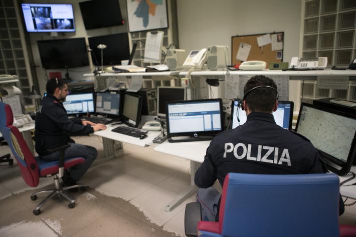 Nella centrale del 113. &laquo;Duecento chiamate al giorno: la citt&agrave; in emergenza&raquo;