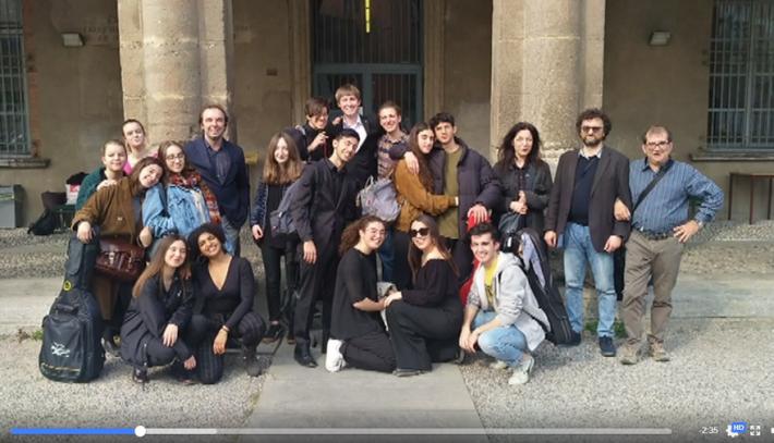 'Quarantine song': da casa, l'omaggio canoro dei prof al preside - Video