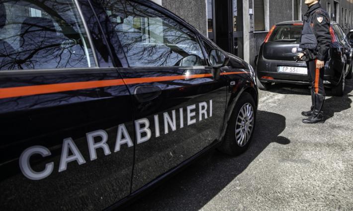 Ammalato da un mese a casa, accoltella moglie dopo lite 