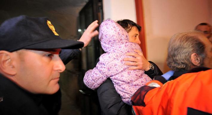 Bimba di 6 anni veglia due giorni la madre morta